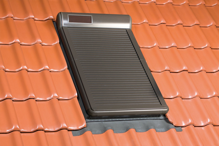 Roleta zewnętrzna do okna dachowego Fakro ARZ ZW Sol 102 RC 66x160 solarna